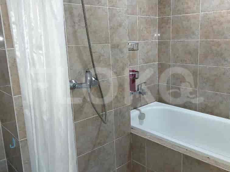 Kamar mandi dengan shower dan bathtub.