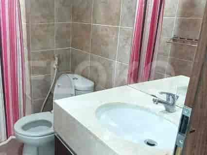 Kamar mandi dengan wastafel dan toilet.