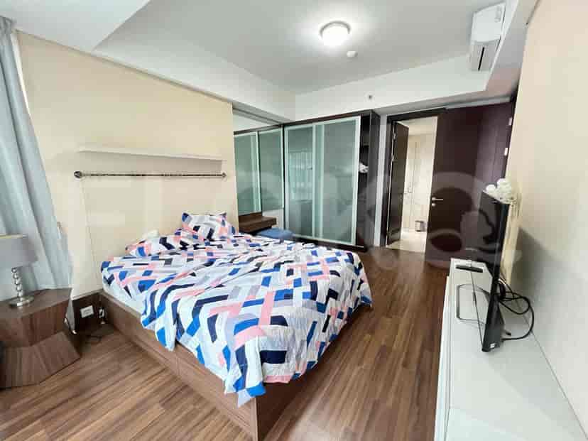 A cozy bedroom with a double bed and a large sliding door closet.