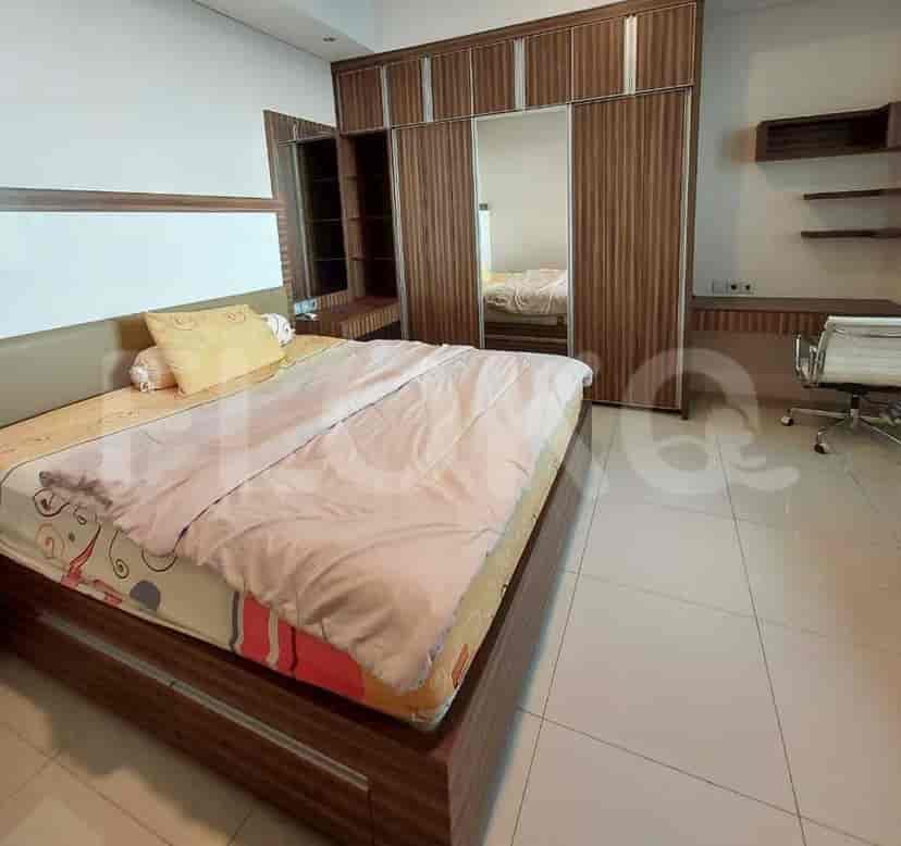 Kamar tidur modern dengan tempat tidur, lemari, dan meja.