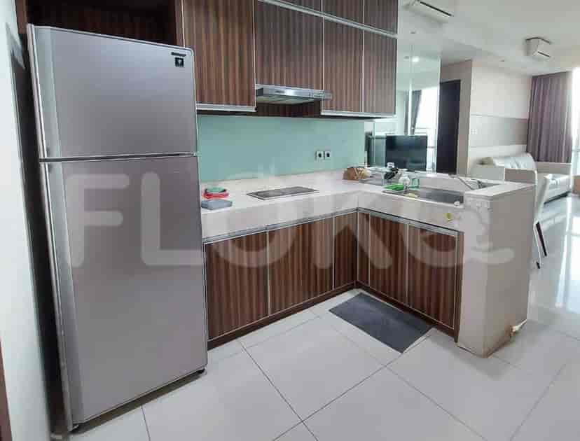 Dapur yang menampilkan lemari kayu dan peralatan baja tahan karat.