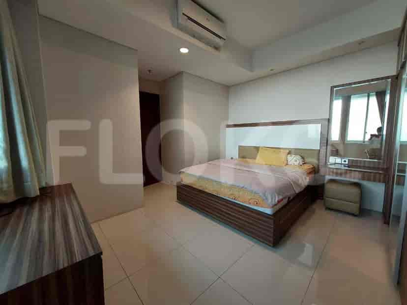 Kamar tidur dengan tempat tidur dan pendingin udara.