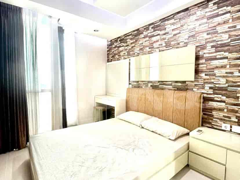 Bedroom with a double bed, vanity, and a window.