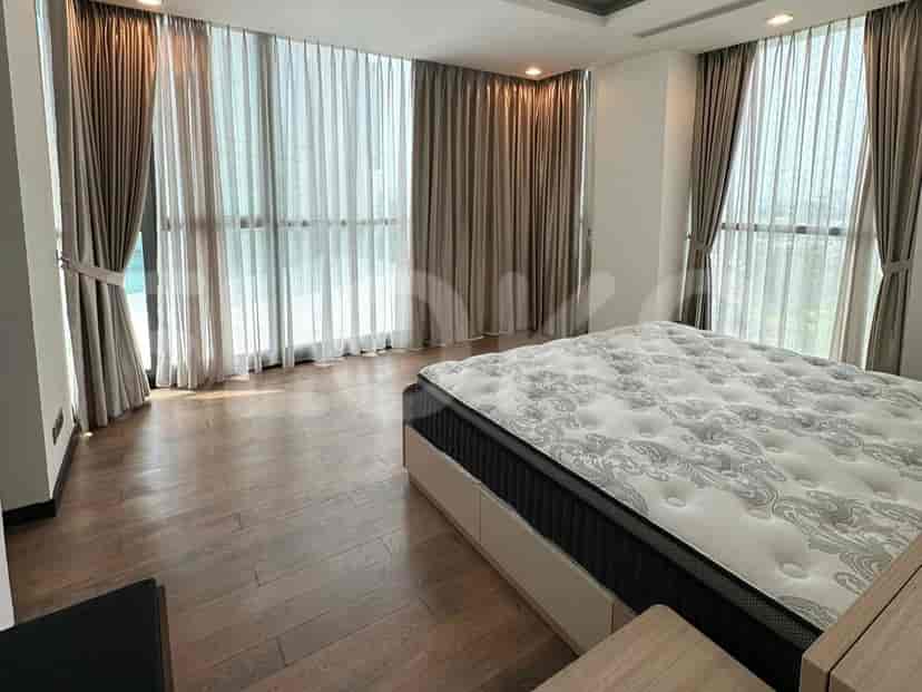 Bedroom with a king-size bed, and floor-to-ceiling windows.