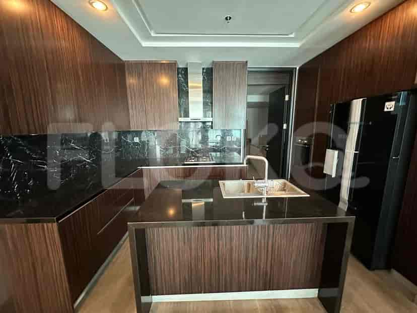 Modern kitchen with dark cabinets, a black countertop, and a kitchen island.