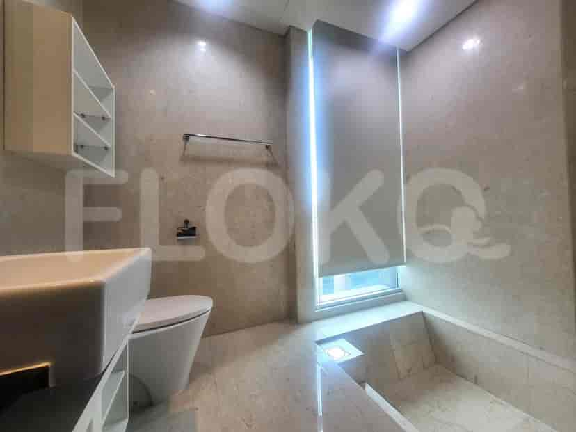 Modern bathroom with a bathtub.