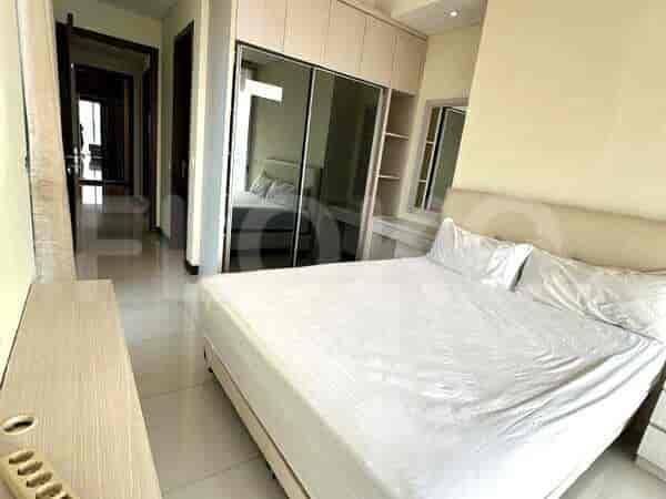 Bedroom with a double bed, sliding closet and a hallway view.