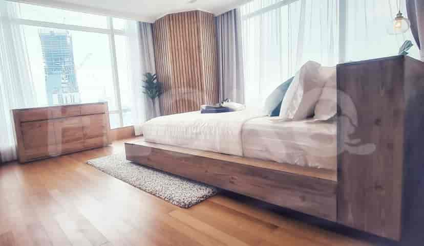 Kamar tidur modern dengan tempat tidur kayu, jendela besar, dan palet warna netral.