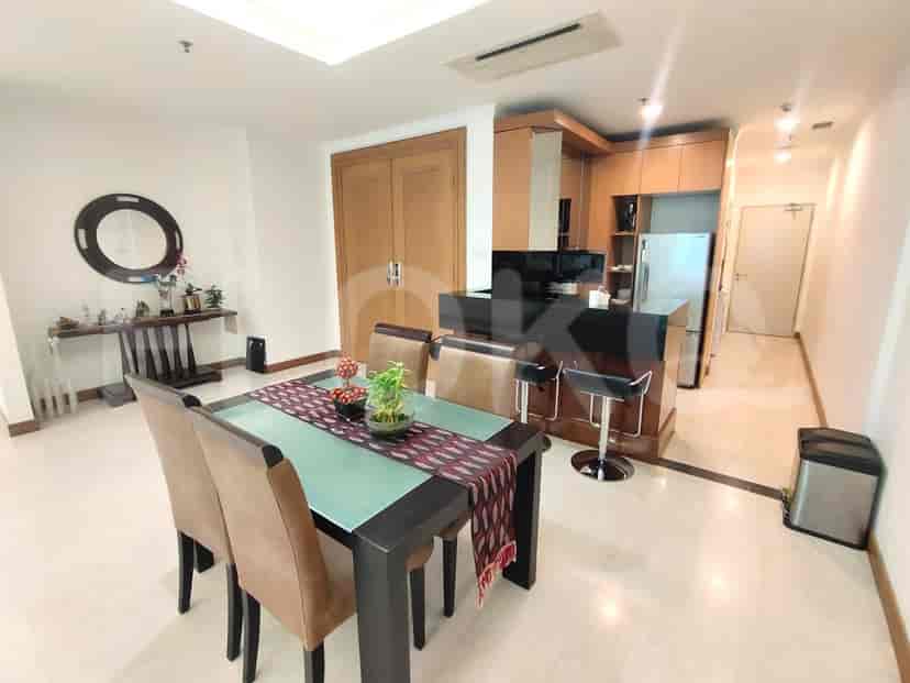 Area makan dan dapur dengan meja makan, kursi, dan kitchen island.