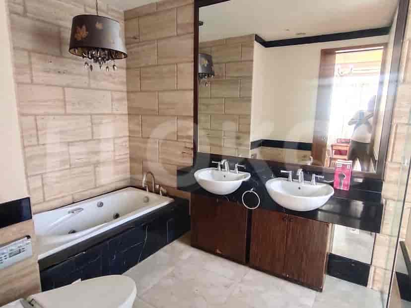 Kamar mandi mewah dengan bathtub, wastafel ganda, dan cermin besar.