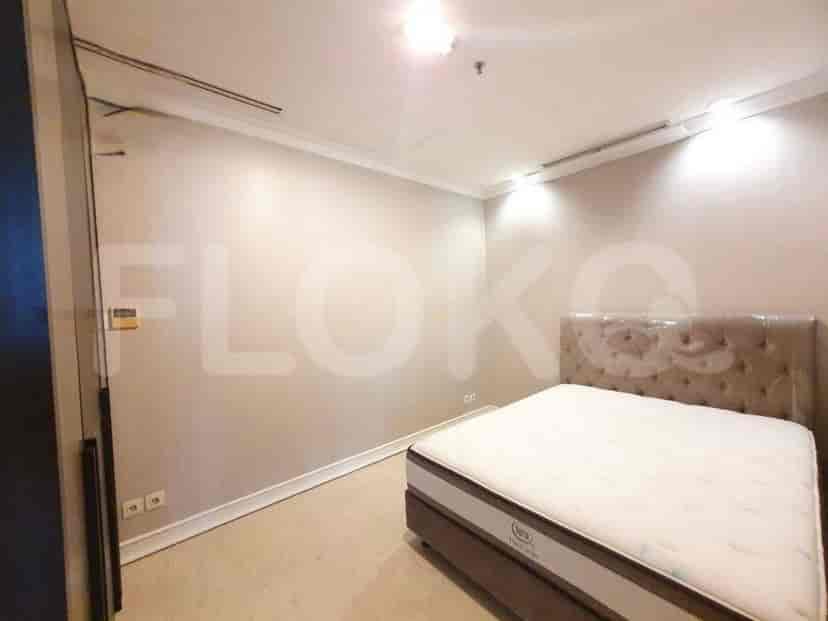 Kamar tidur yang nyaman dengan tempat tidur besar dan skema warna netral.