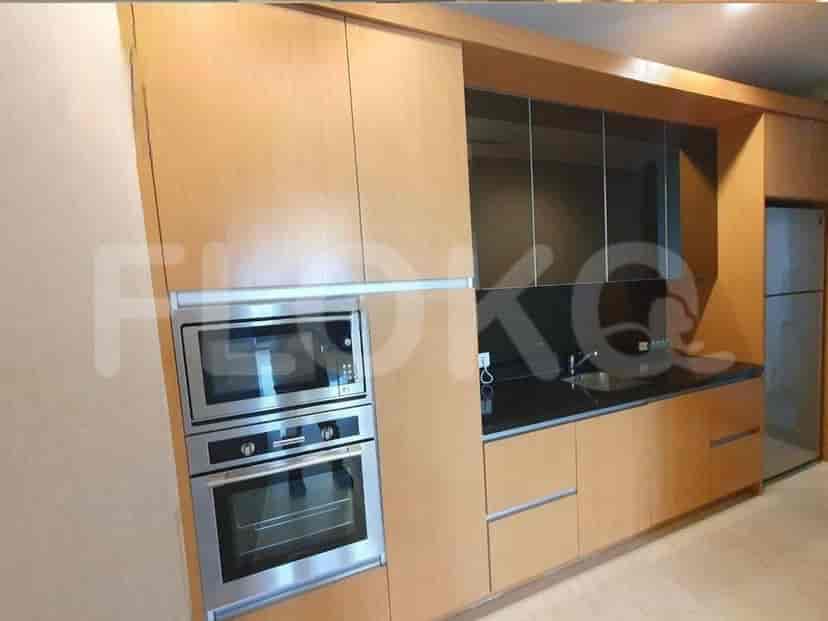 Dapur modern dengan lemari kayu, peralatan built-in, dan desain yang ramping.