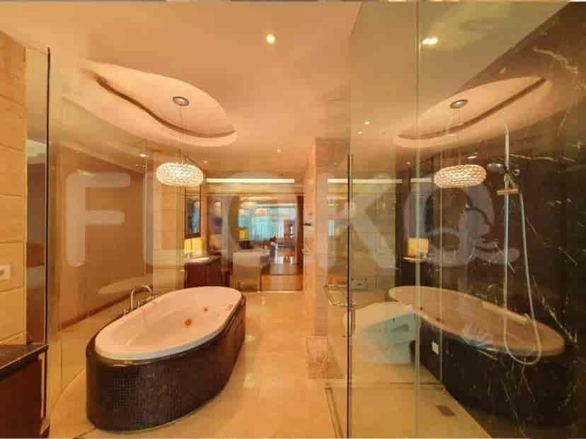 Kamar mandi mewah dengan bathtub, shower, dan perlengkapan elegan.