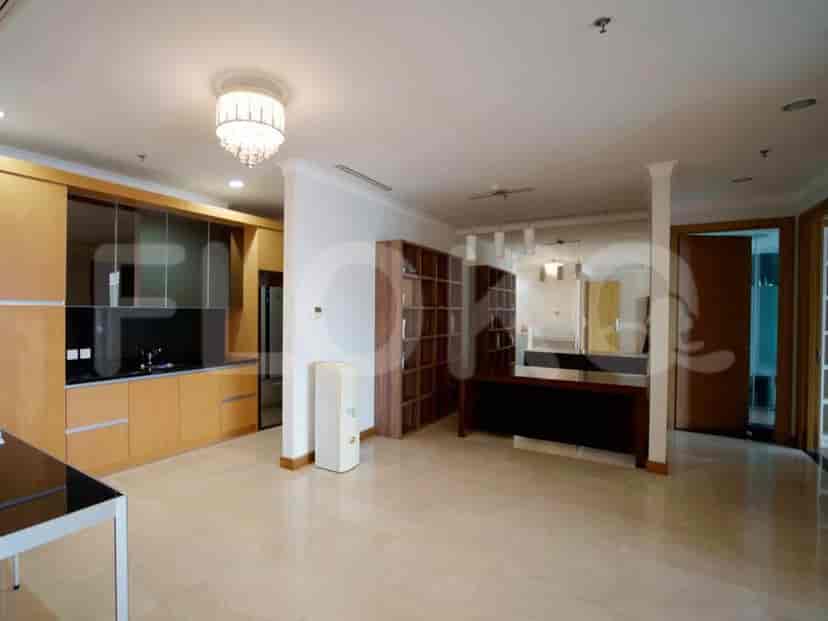 Dapur modern dengan lemari kayu dan area makan.