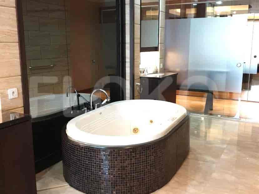 Bathroom with a bathtub.