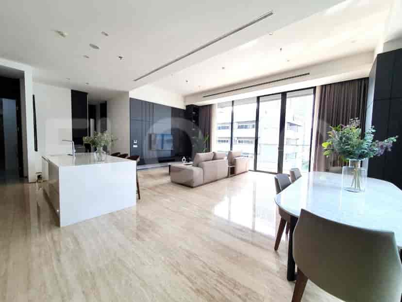 Spacious living area with a dining table and an open view to the kitchen.