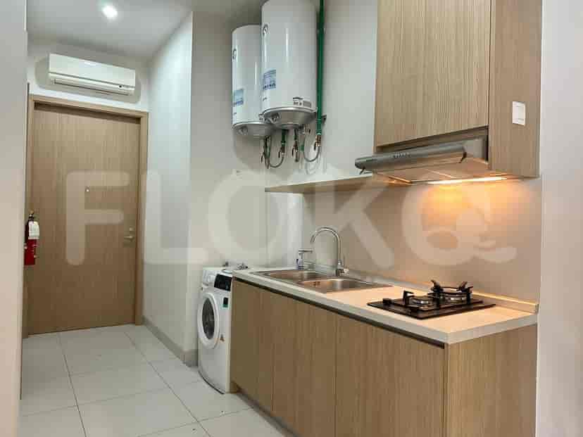 Utility room with a sink, washing machine and dryer.