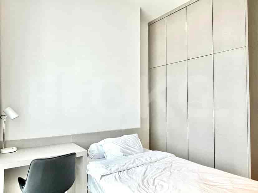 Bedroom with a bed, desk, wardrobe, and a minimalist design.