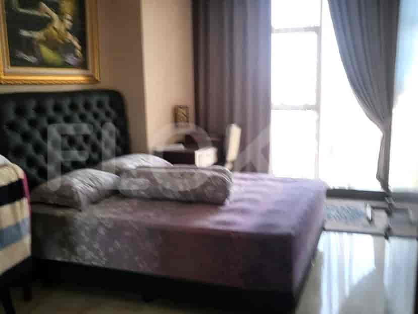 Kamar tidur yang menampilkan tempat tidur ganda, karya seni, dan jendela besar.