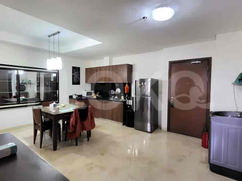 Dapur modern dengan ruang makan.