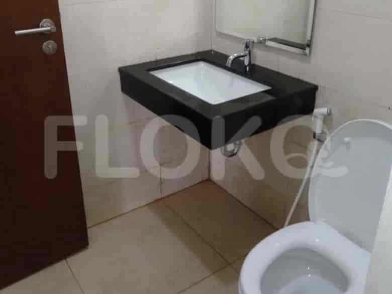 Modern bathroom with a wall-mounted sink, a toilet, and a mirror.