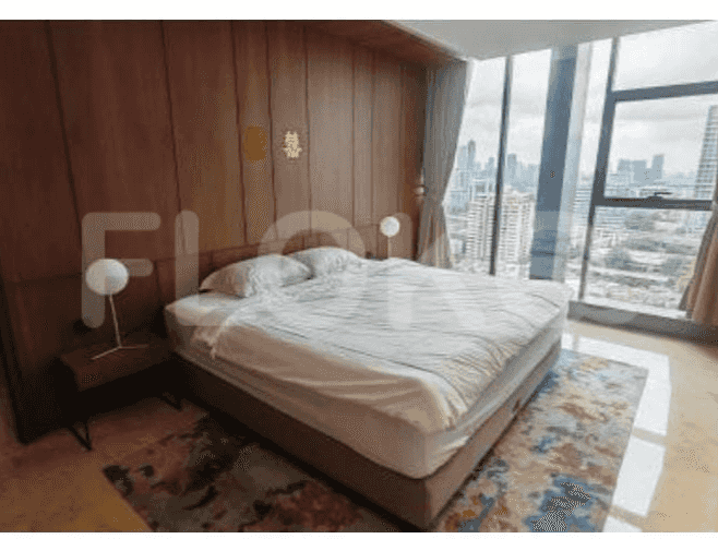 Kamar tidur luas dengan tempat tidur besar dan pemandangan kota.