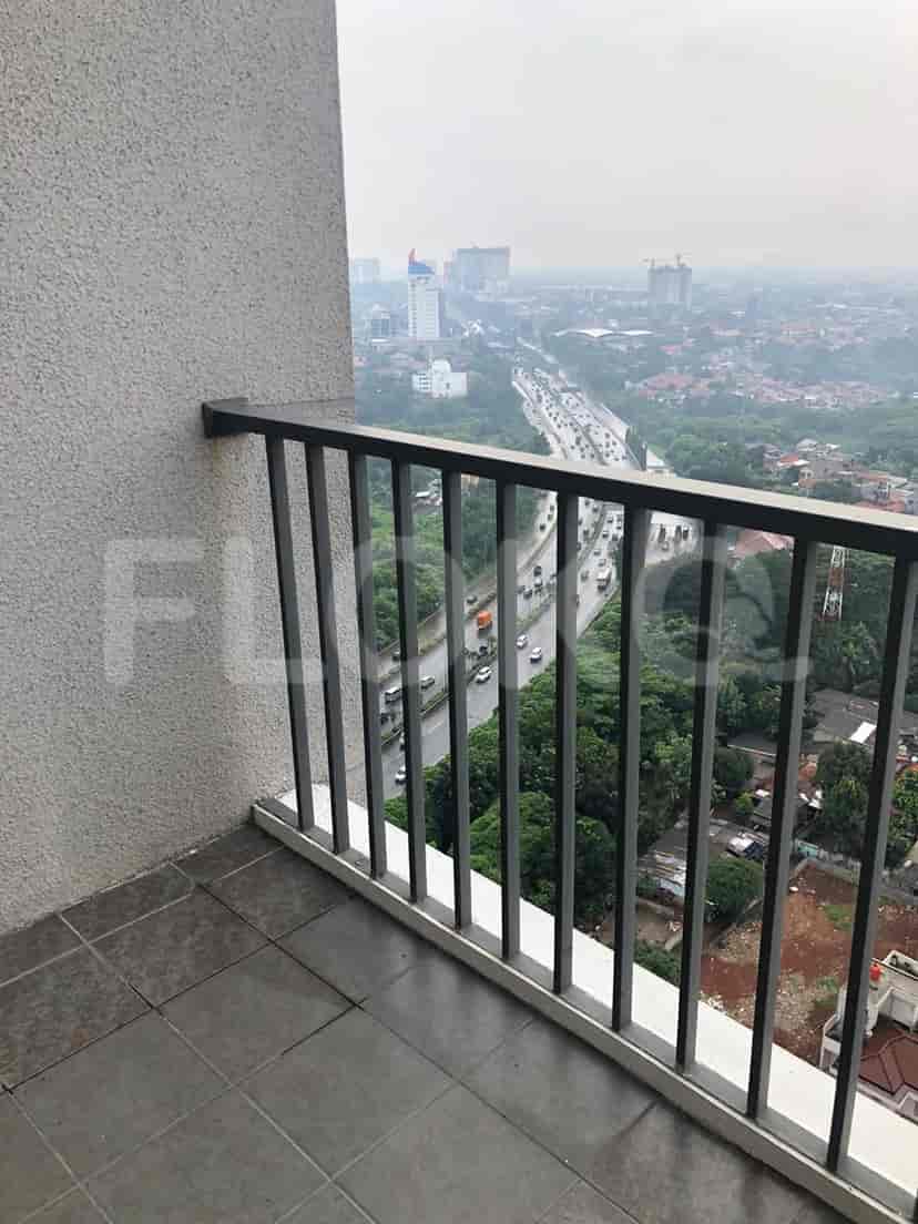 Balkon dengan pemandangan kota.
