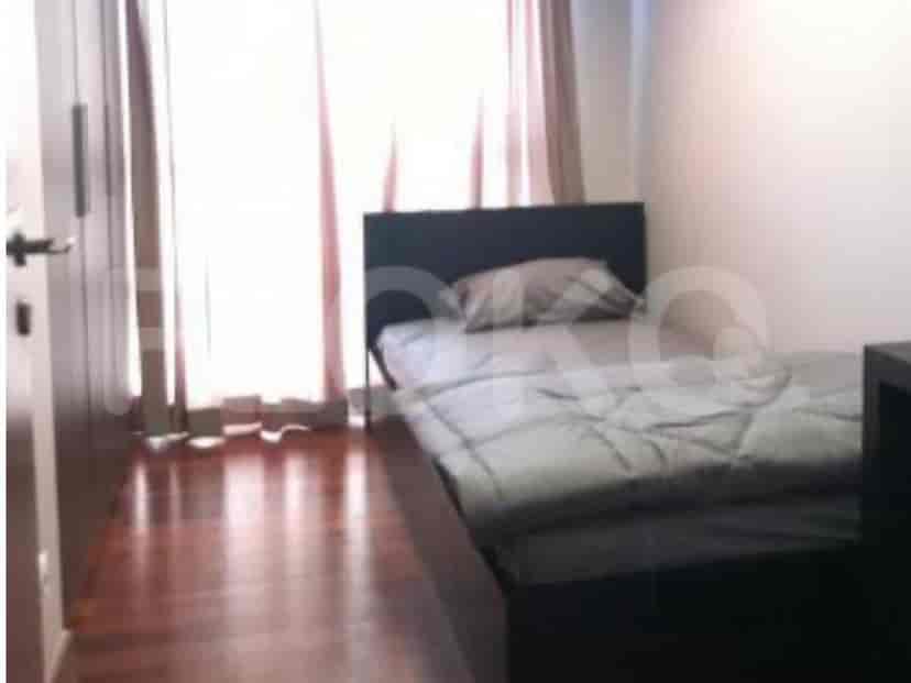 Kamar tidur dengan tempat tidur, gorden, dan lantai kayu.