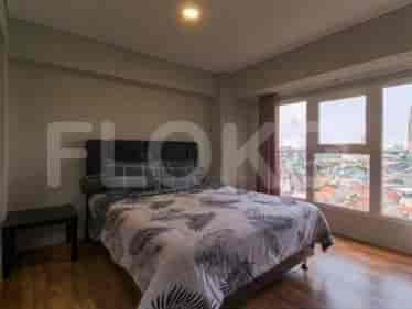 Kamar tidur dengan tempat tidur queen, jendela besar, dan meja samping.