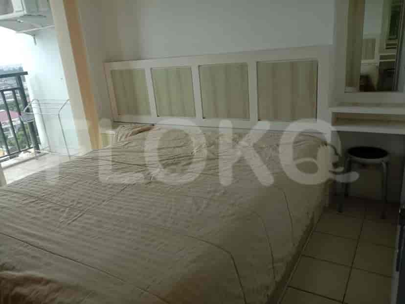 Kamar tidur dengan tempat tidur ukuran queen.
