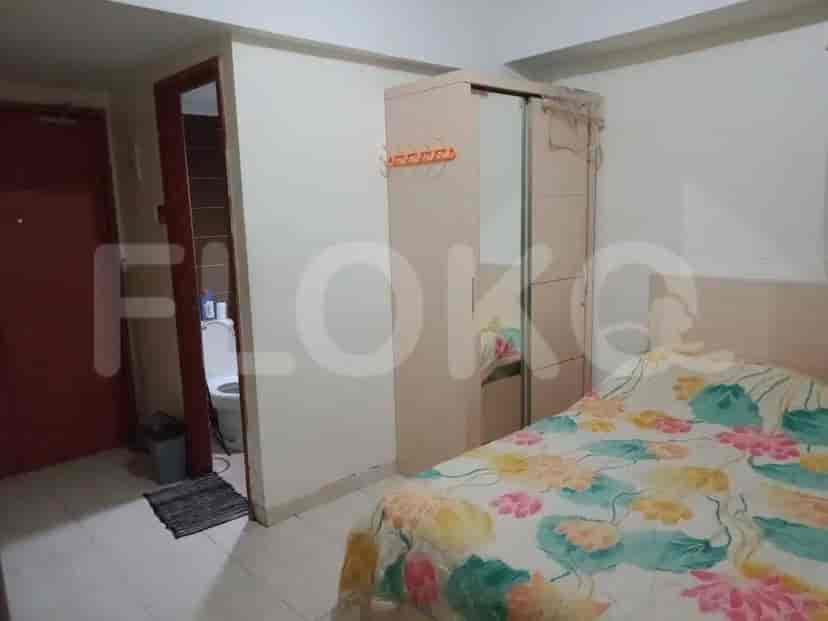 Tampilan lain dari kamar tidur dengan tempat tidur, lemari pakaian, dan akses kamar mandi.