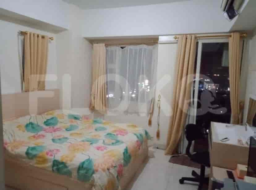 Tampilan kamar tidur lain yang menampilkan tempat tidur dan jendela.