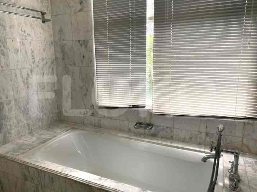 A bathroom with a bathtub.