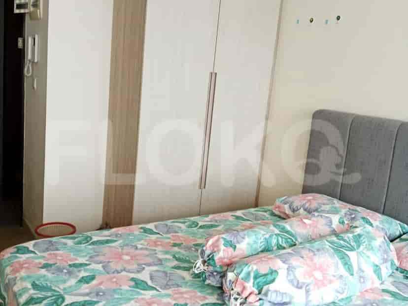 Kamar tidur dengan tempat tidur dan lemari.