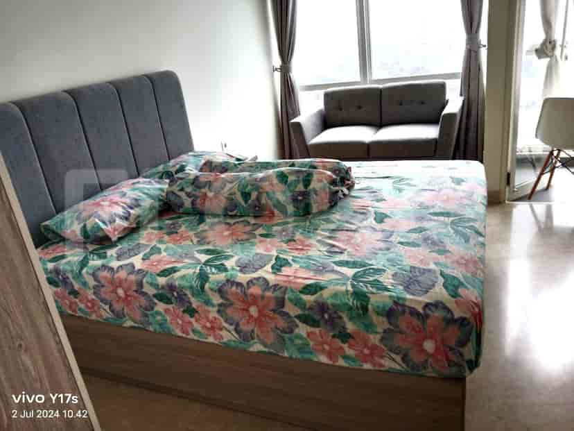 Kamar tidur yang menampilkan tempat tidur dengan sandaran kepala.