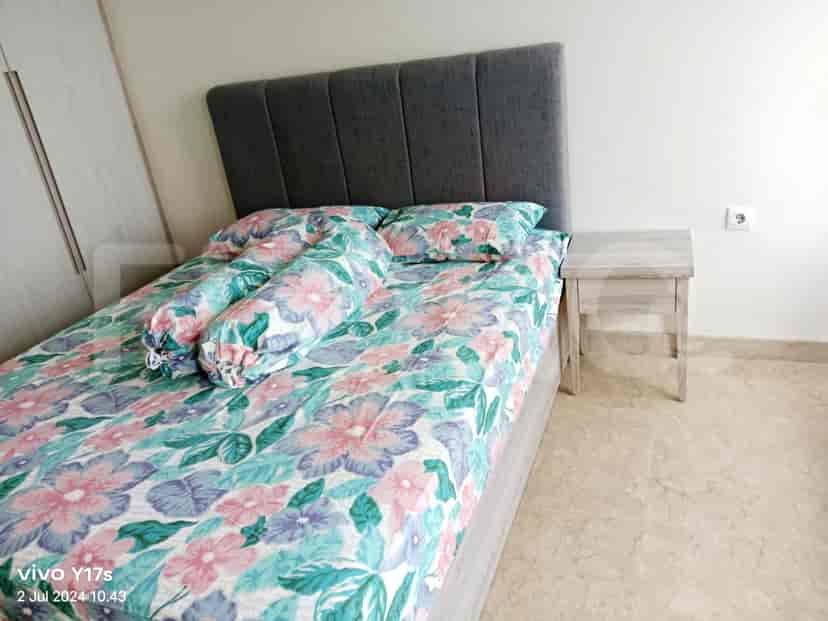 Kamar tidur dengan tempat tidur, dan meja samping tempat tidur.
