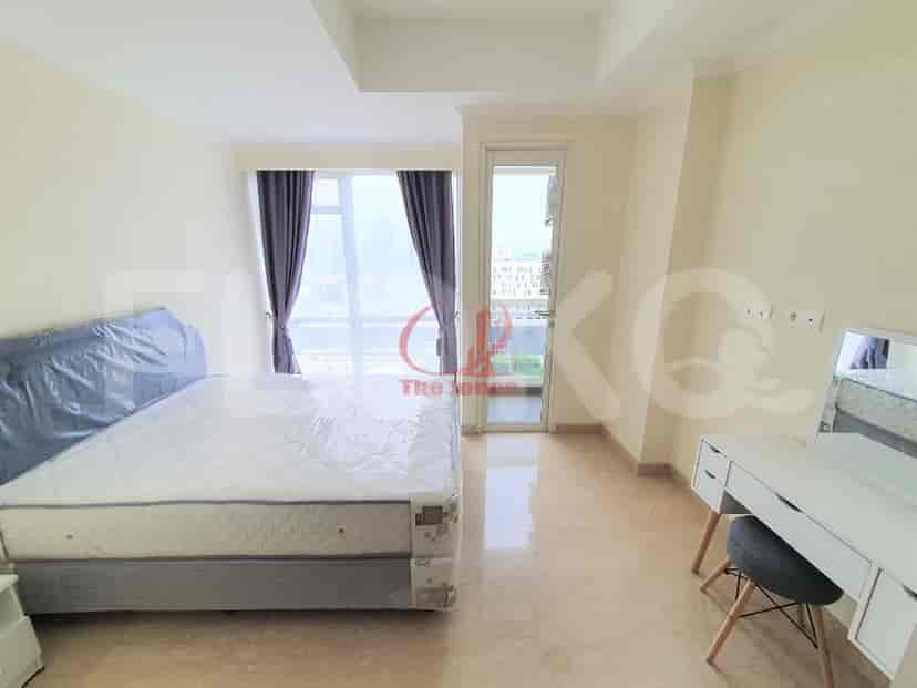 Bedroom featuring a queen-size bed and a dressing table with mirror.