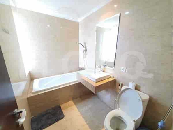 Modern bathroom with a bathtub, sink, and toilet.