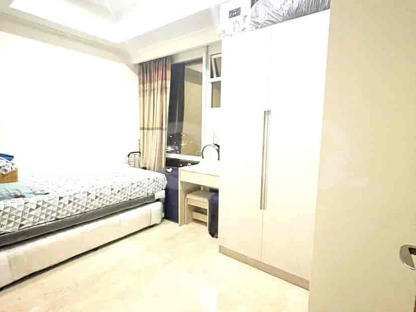Kamar tidur dengan tempat tidur, meja, dan lemari.