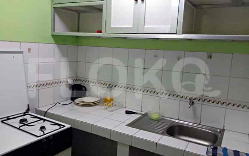 Dapur dengan kompor dan bak cuci piring.
