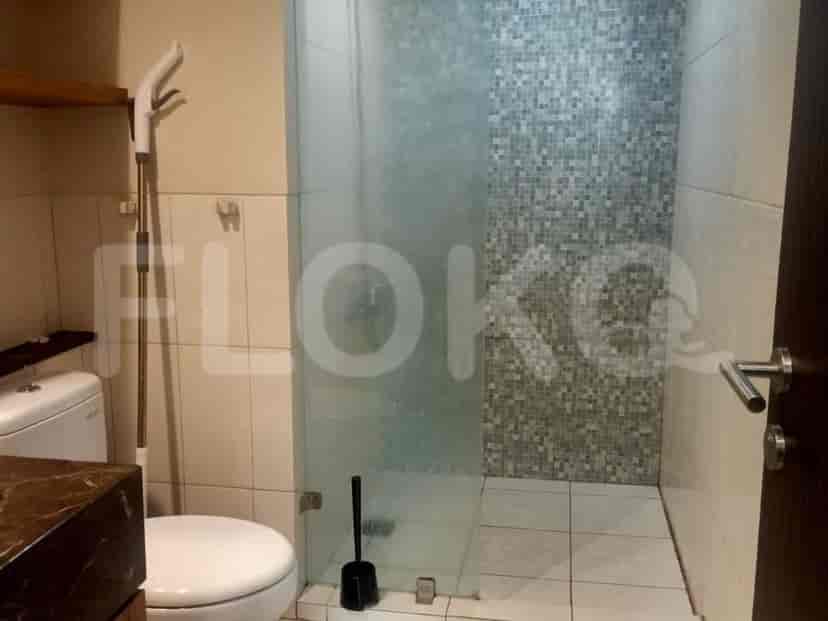Kamar mandi kontemporer yang menampilkan pancuran walk-in dan desain sederhana.