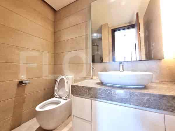 Kamar mandi modern dengan toilet dan meja rias