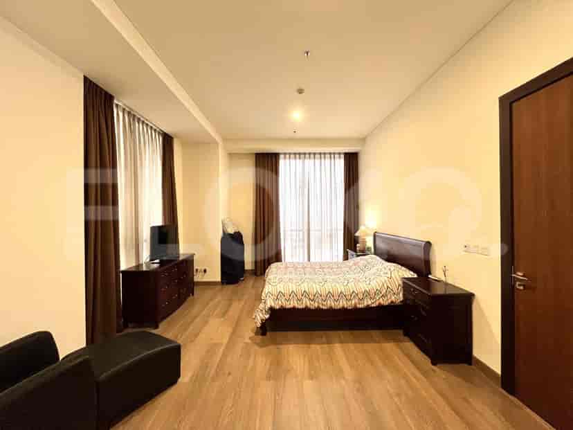 Kamar tidur dengan tempat tidur ganda, perabotan kayu, dan jendela besar.