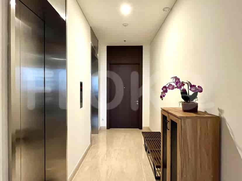 Lorong dengan lift dan lemari kayu.