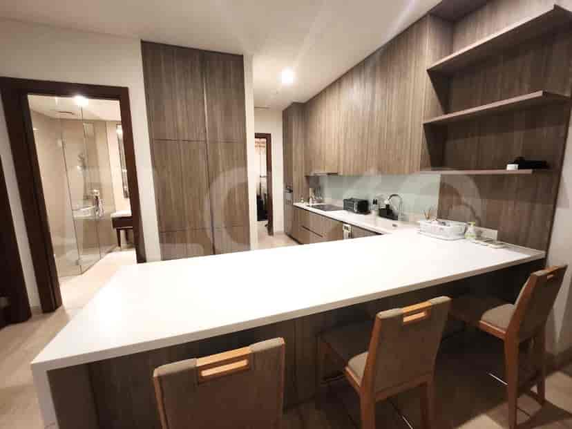 Dapur modern dengan meja sarapan.