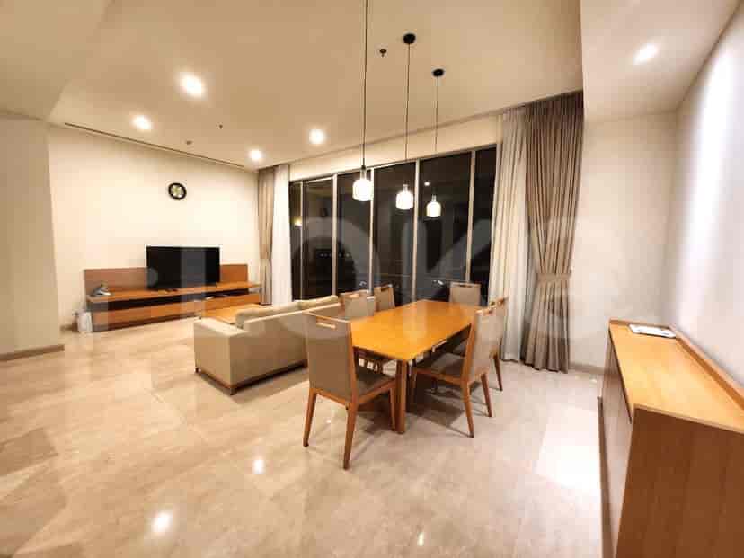 Ruang tamu dengan area makan, sofa, dan TV.