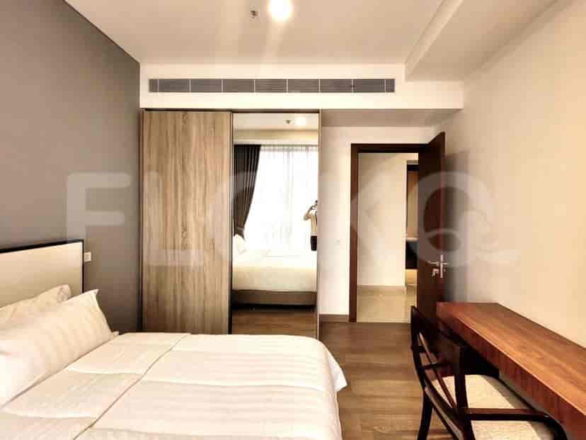 Kamar tidur dengan tempat tidur, lemari pakaian, dan meja.