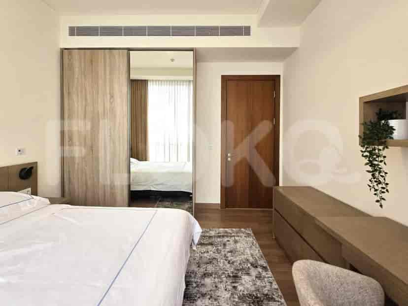 Kamar tidur dengan tempat tidur, lemari pakaian, dan meja rias.