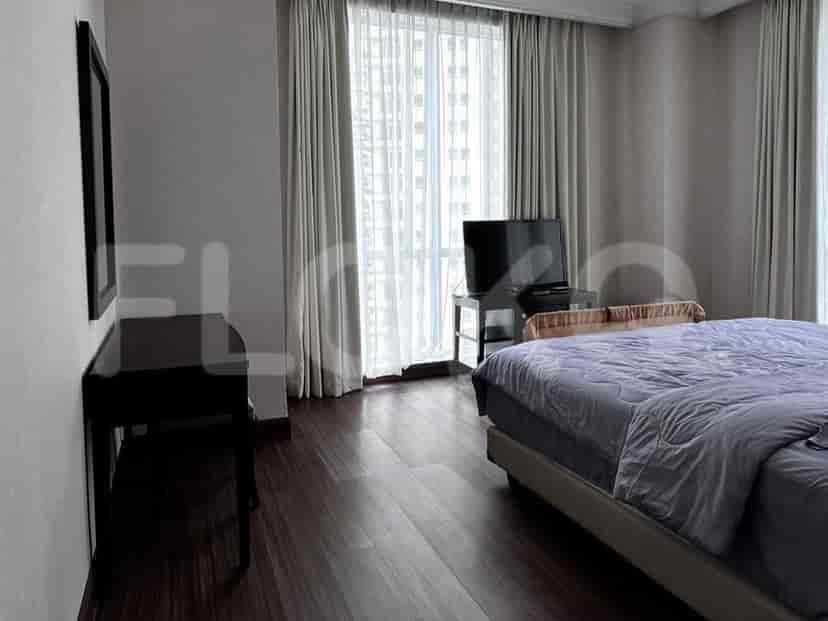 Pemandangan lain dari kamar tidur yang menampilkan tempat tidur, TV, dan jendela.