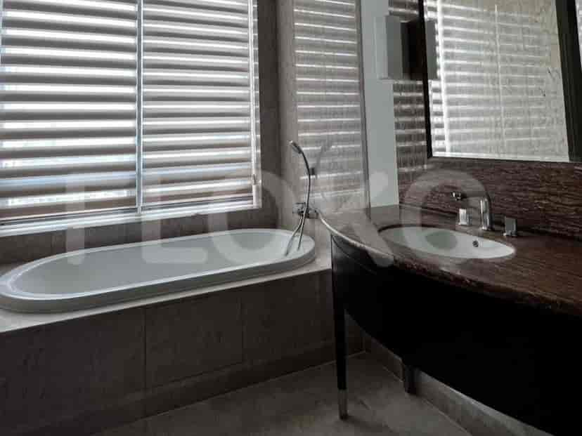 Kamar mandi mewah dengan bathtub dan meja rias.